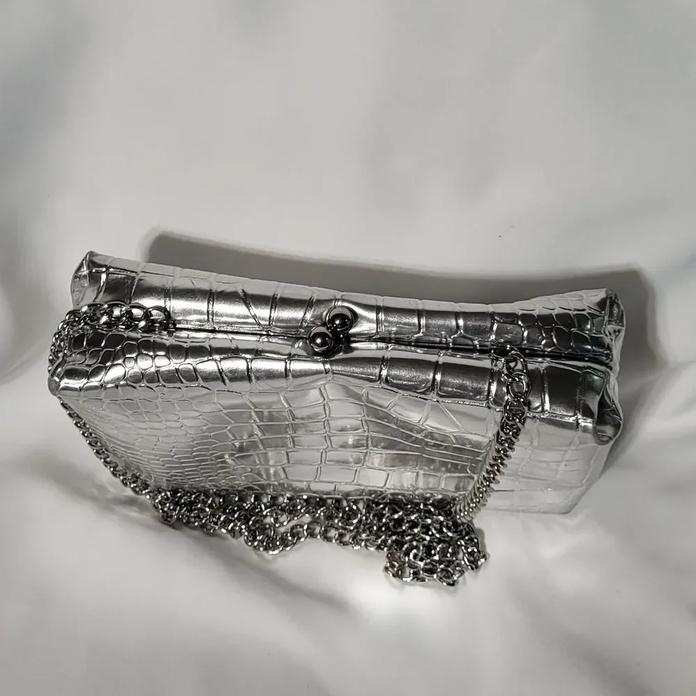 A New Day Women's Small Quilted Silver Clasp Crossbody Bag 5"x8"x2.5" GUC 🐈 - Picture 5 of 6